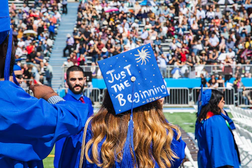 estudiantes durante la ceremonia de graduación con enfoque en el gorro de graduado