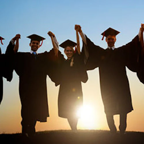 graduados tomados de la mano