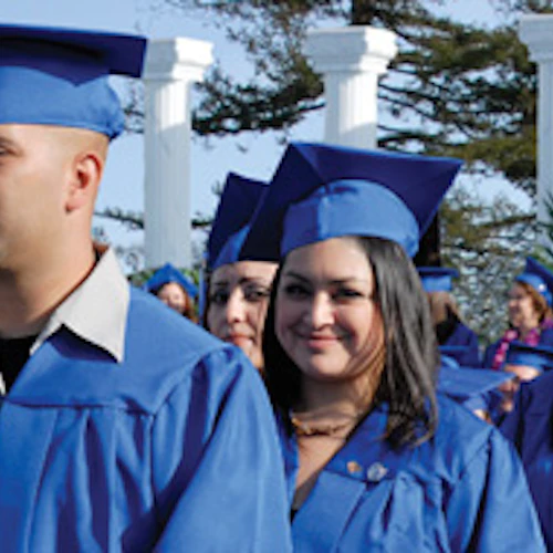 Estudiantes de Cabrillo College que se gradúan
