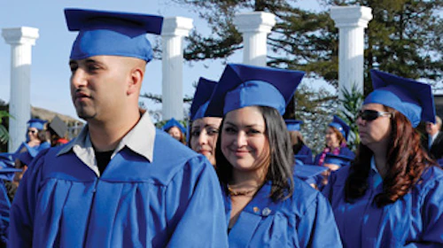 Estudiantes de Cabrillo College que se gradúan