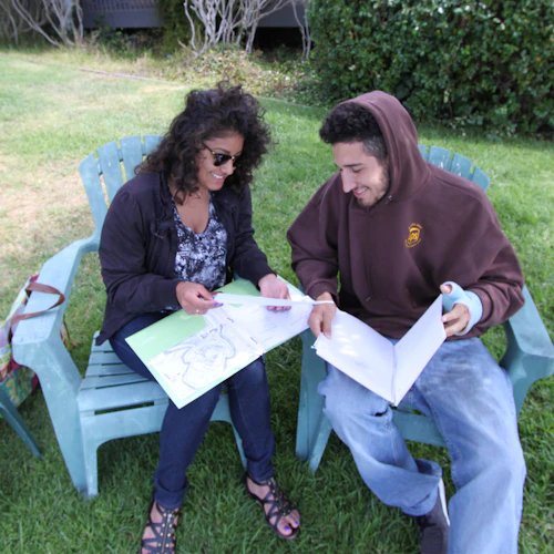 estudiantes mirando el trabajo de clase