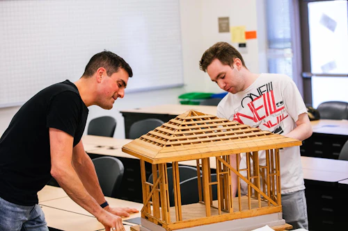 Estudiantes de Tecnología en Ingeniería de Cabrillo College construyendo un modelo a escala