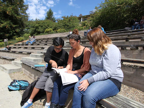 2 estudiantes de Cabrillo estudiando en el anfiteatro al aire libre