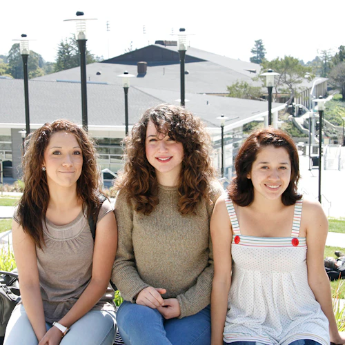 estudiantes femeninas en el campus