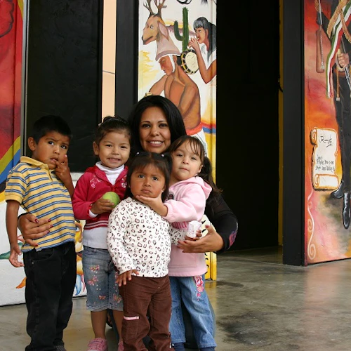 Un profesor con algunos alumnos.