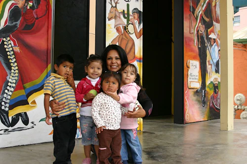 Un profesor con algunos alumnos.