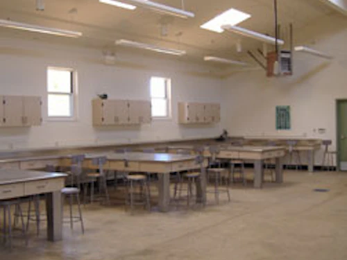 mesas y sillas en el aula de preescolar