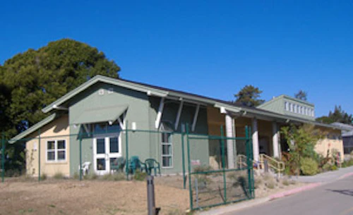 edificio de guardería verde
