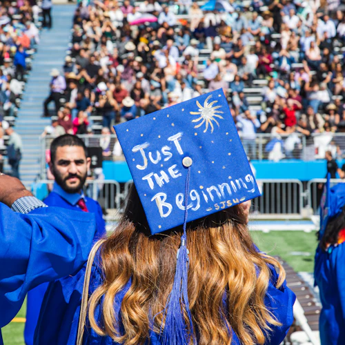 Graduado de Cabrillo College con "Solo el comienzo" escrito en su gorra de graduación.