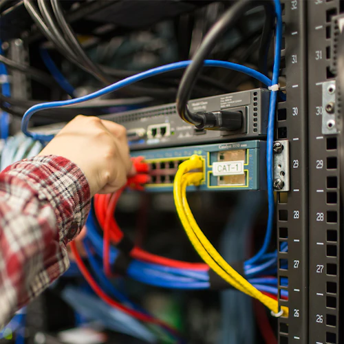 cables rojos, amarillos y azules siendo enchufados en una computadora