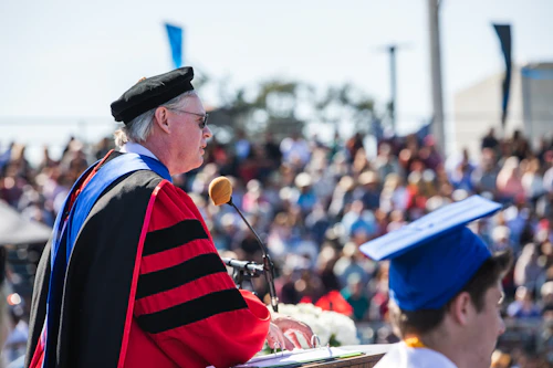 El presidente Wetstein habla en la graduación