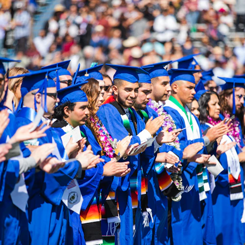 Estudiantes aplaudiendo en la ceremonia de graduación