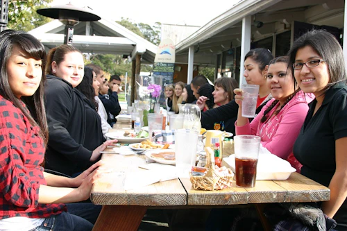 Grupo de personas comiendo en una gran mesa