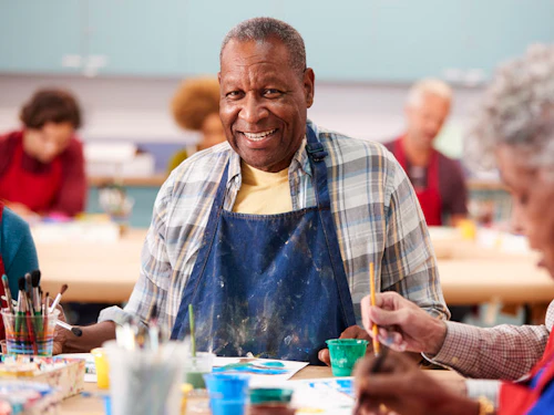 hombre en una clase de pintura