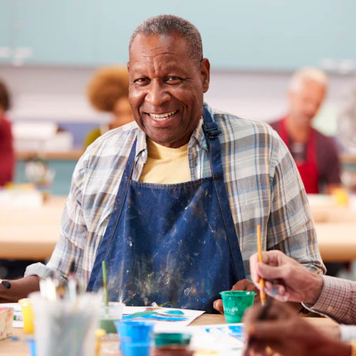 hombre en una clase de pintura