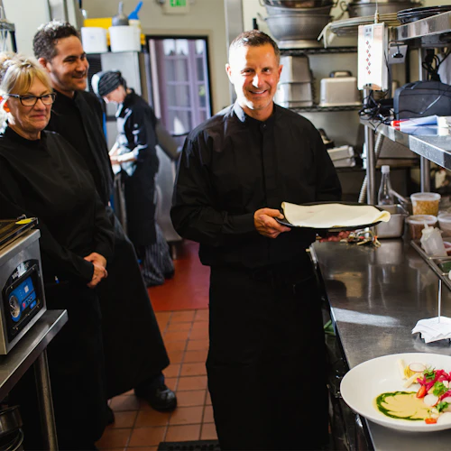 Camarero sonriendo en la cocina