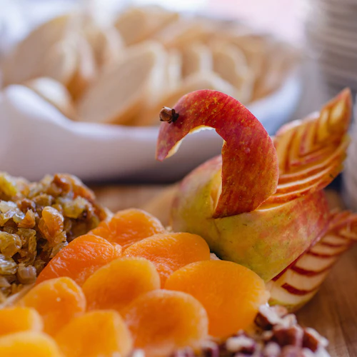 Corte hermoso de frutas en forma de cisne