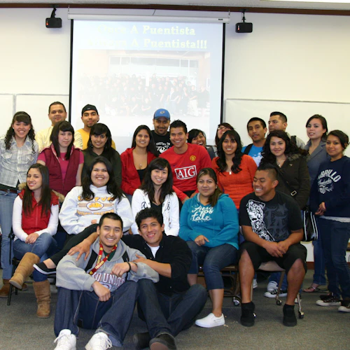 Un grupo de estudiantes posando para una foto