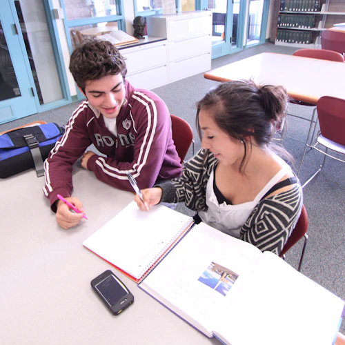 Estudiantes trabajando juntos en una tarea