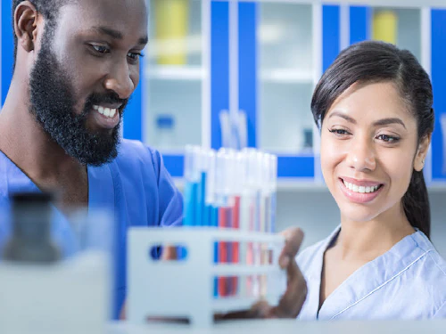 técnicos de laboratorio trabajando con muestras