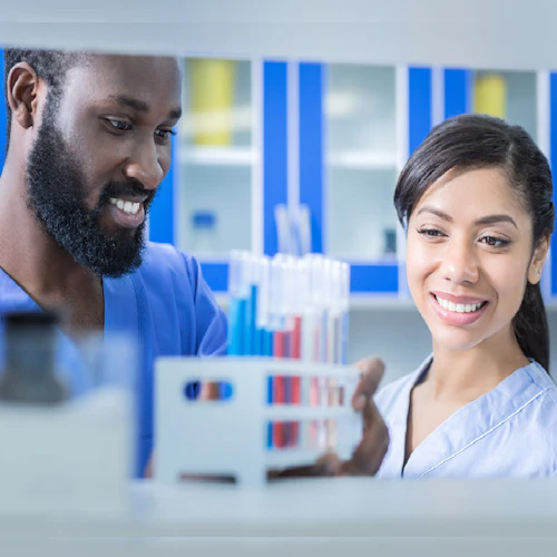 tecnicos de laboratorio trabajando con muestras