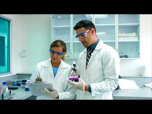 científicos trabajando en el laboratorio