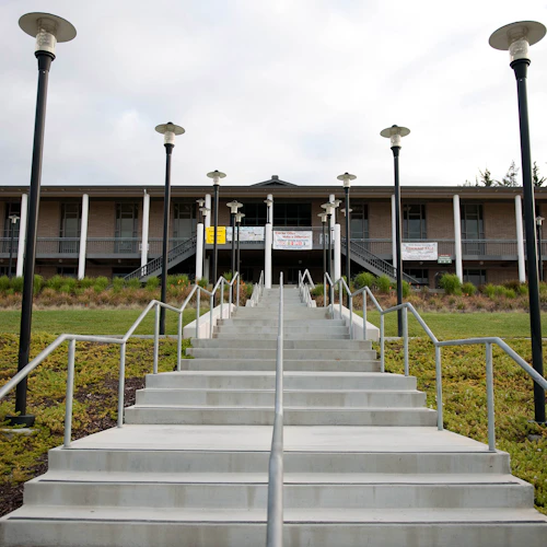 Entrada de escaleras del edificio de la biblioteca Cabrillo arquitectura al aire libre