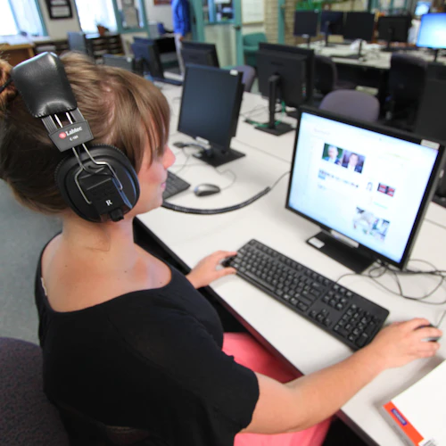 Estudiante aprendiendo en el computador