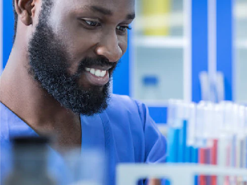 hombre de tecnología trabajando con muestras