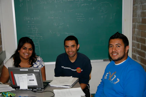 Tres estudiantes trabajando en matemáticas