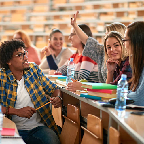 Estudiantes hablando en clase