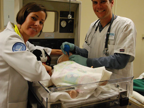 estudiantes de enfermería y bebé para CTE