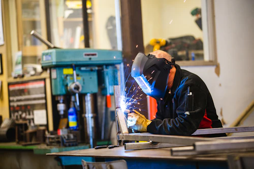 profesor de soldadura trabajando en el mostrador para la página principal de CTE