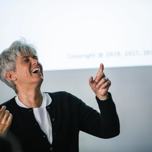 Instructor de justicia penal frente a la clase