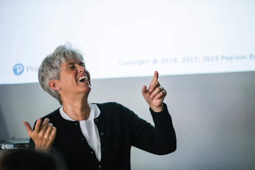 Instructor de justicia penal frente a la clase