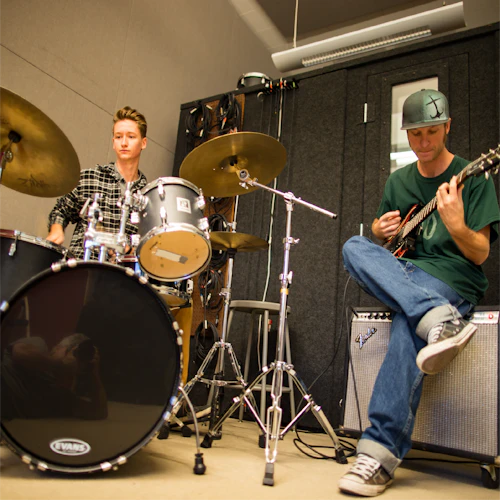 clase de música CTE dos estudiantes batería y guitarra