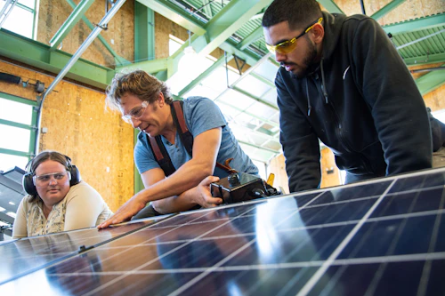 clase de energía solar taller maestro y estudiantes