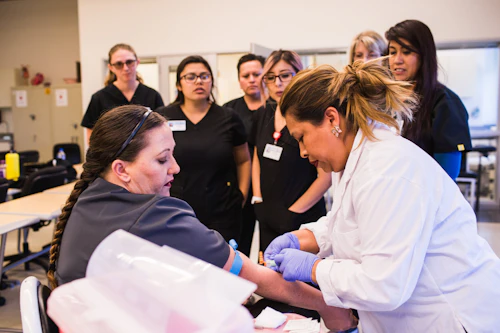 estudiantes de salud y instructor con paciente en entorno clínico