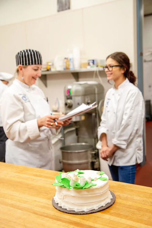 estudiantes culinarios en el aula de cocina con instructor