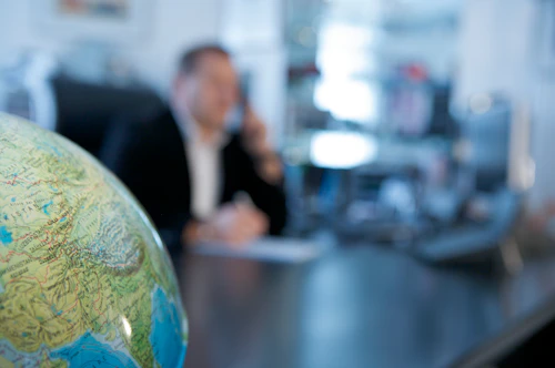 hombre de negocios globo transporte trabajando en escritorio comunicándose