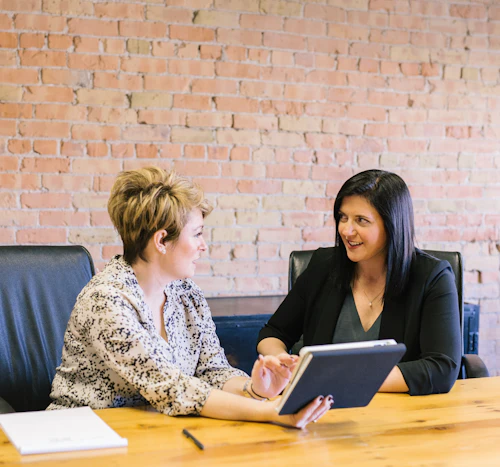 empleado y aprendiz trabajando en laptop
