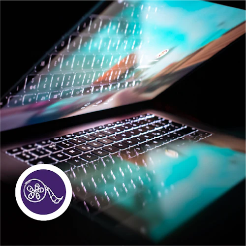 Una computadora portátil a medio doblar con una pantalla de color brillante