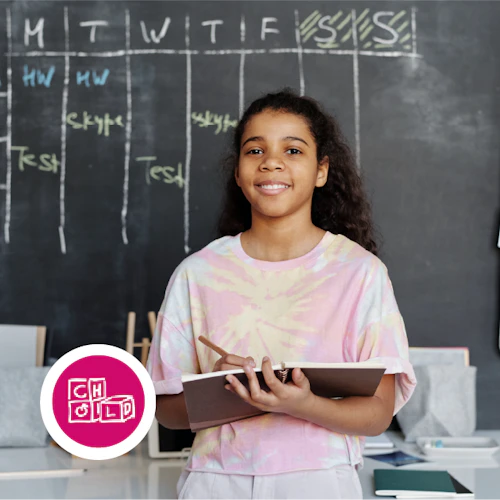 Niña cuadrada leyendo libro para ECE con ícono de aprendizaje