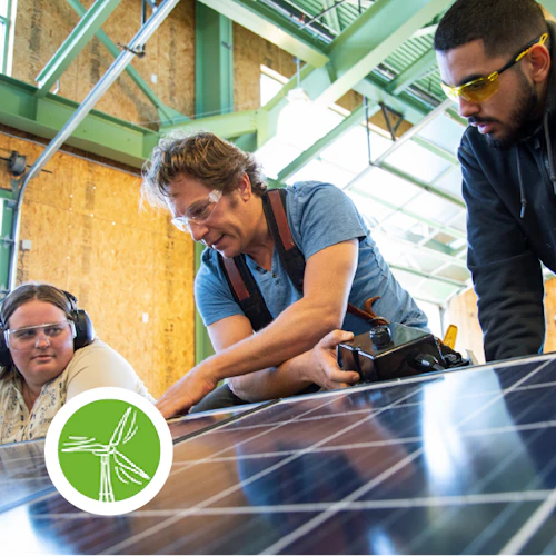 Cuadrado de energía solar y tecnología con logotipo de CEM