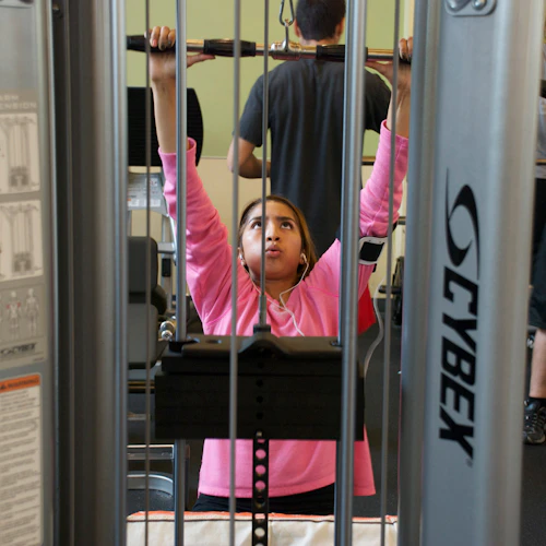 Estudiante levantando pesas