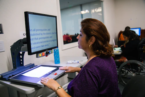 Estudiante usando CCTV