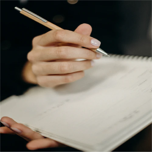 reportando manos de mujer escribiendo con un bolígrafo