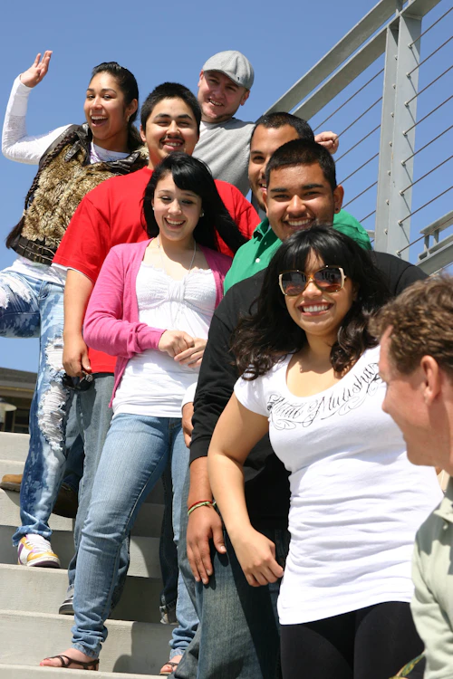Un grupo de estudiantes en las escaleras