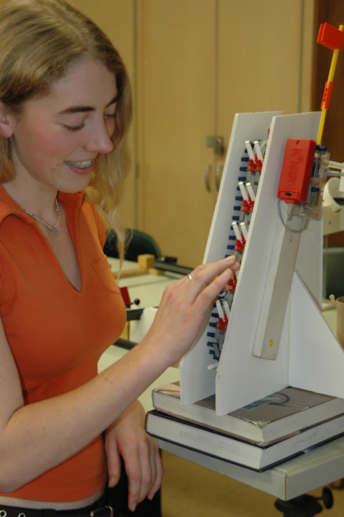 estudiante femenina trabajando en el laboratorio de ingeniería con equipo