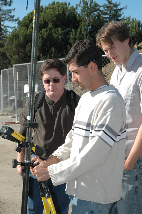 estudiantes trabajando juntos en el sitio con equipo de ingeniería